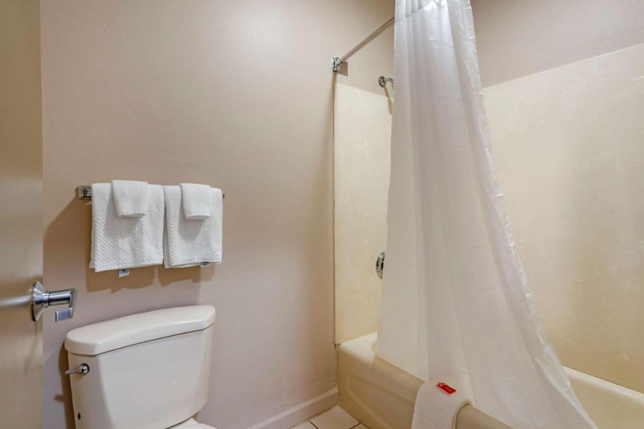 Econo Lodge Inn & Suites Granite City Екстериор снимка