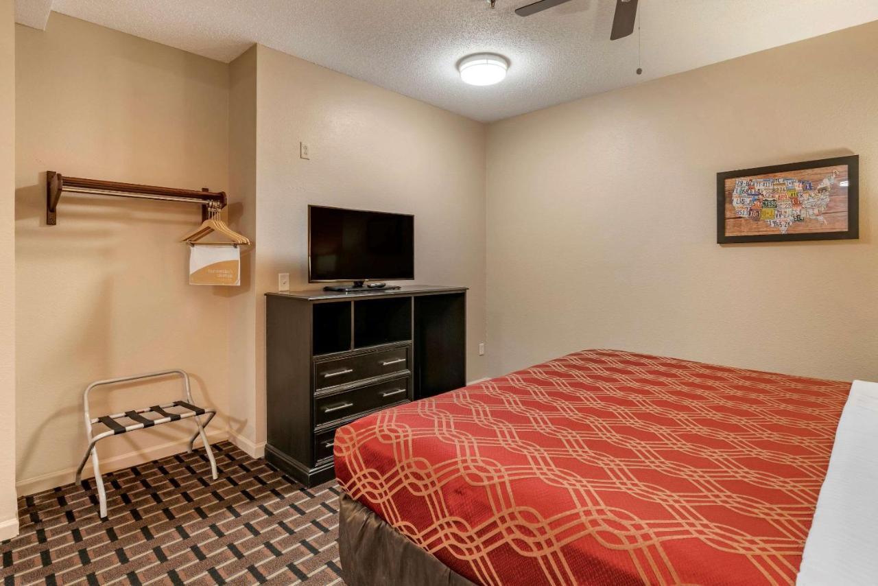 Econo Lodge Inn & Suites Granite City Екстериор снимка