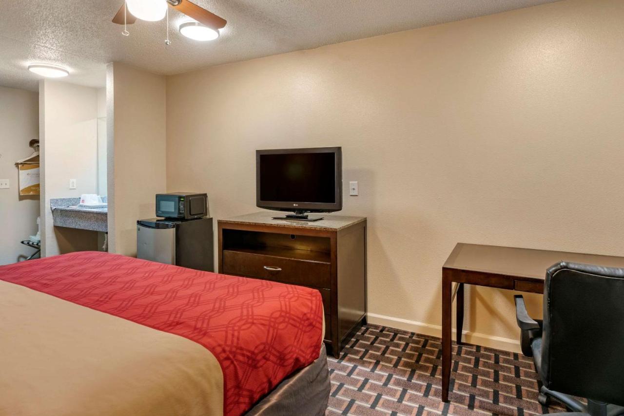 Econo Lodge Inn & Suites Granite City Екстериор снимка