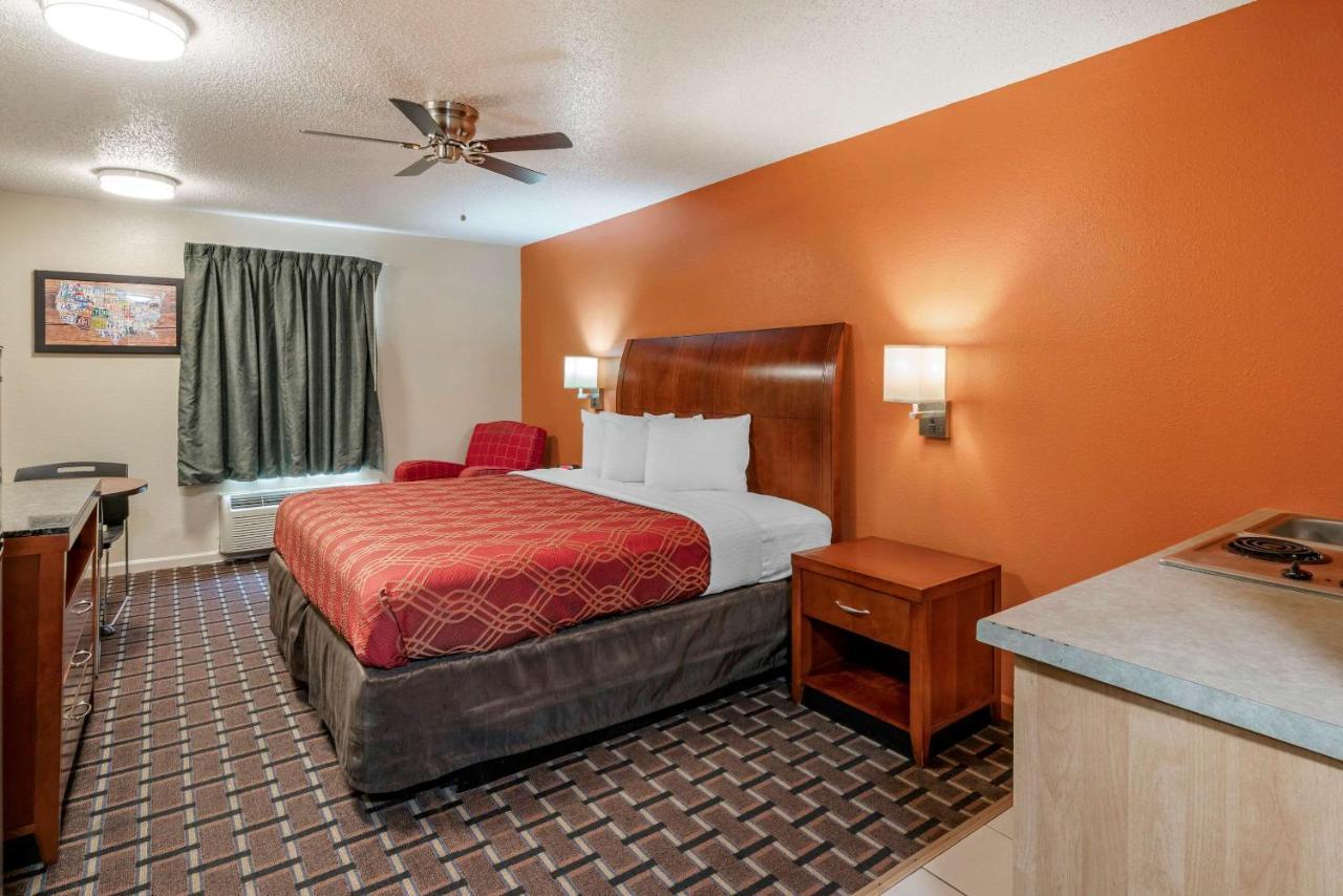 Econo Lodge Inn & Suites Granite City Екстериор снимка