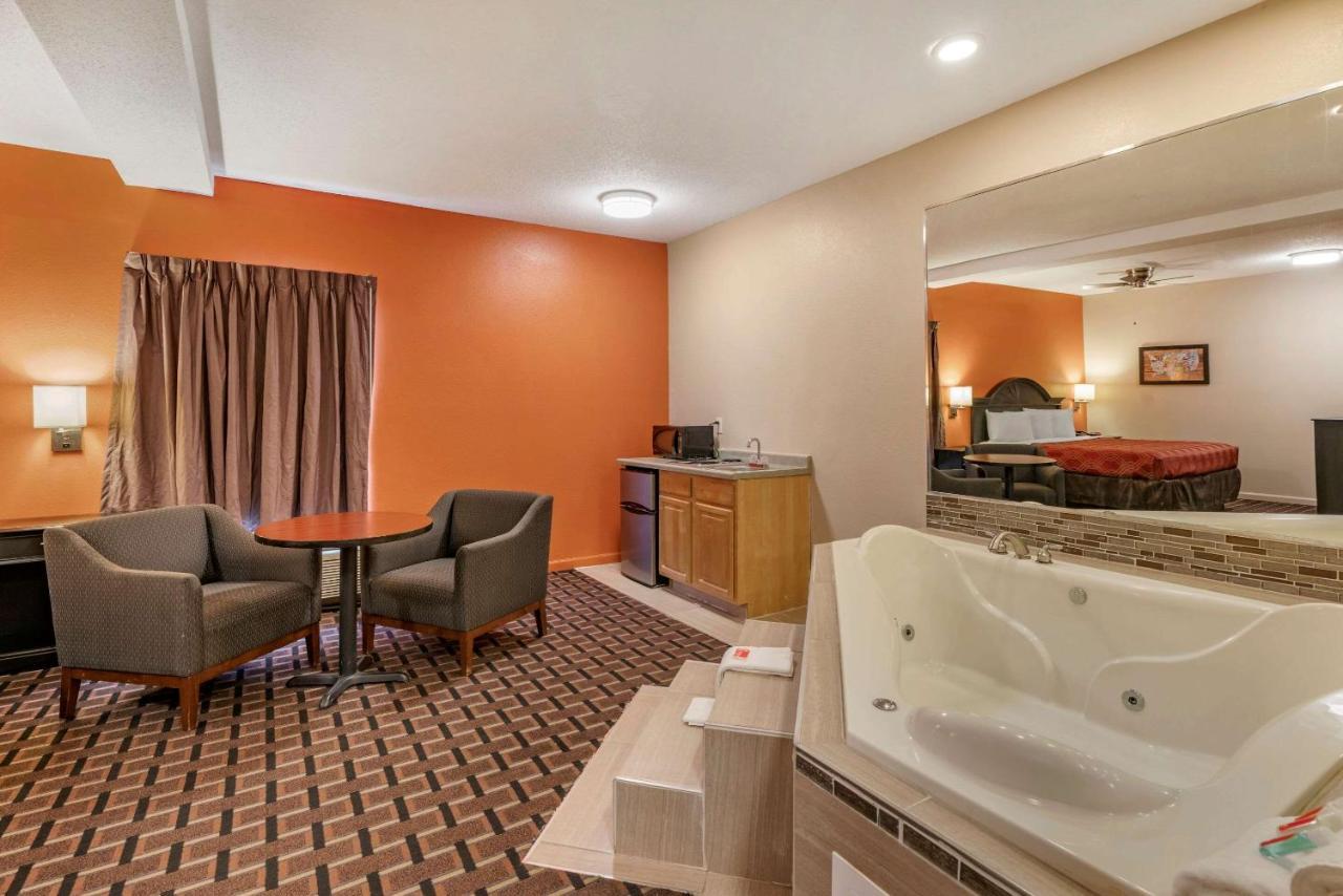 Econo Lodge Inn & Suites Granite City Екстериор снимка
