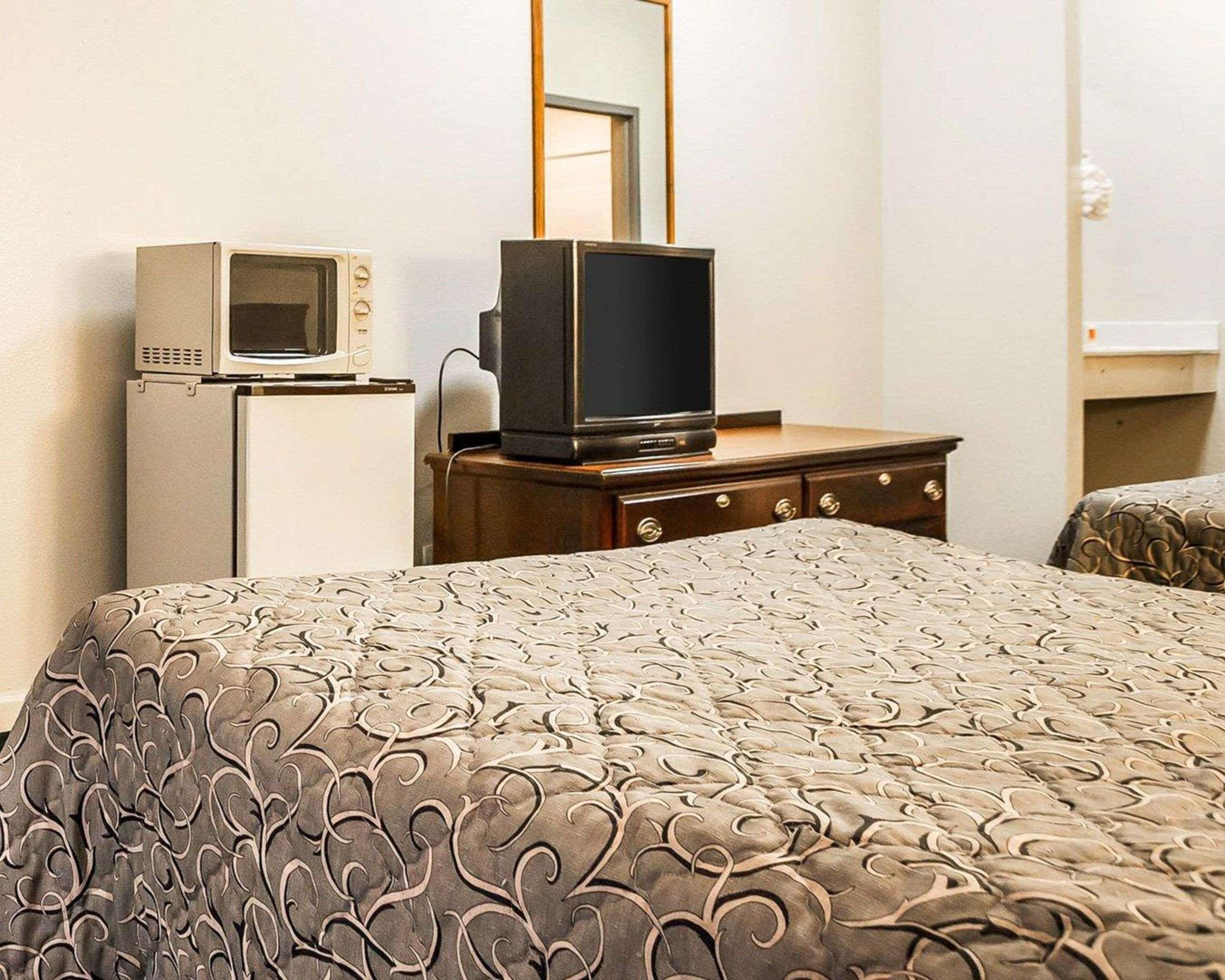 Econo Lodge Inn & Suites Granite City Екстериор снимка