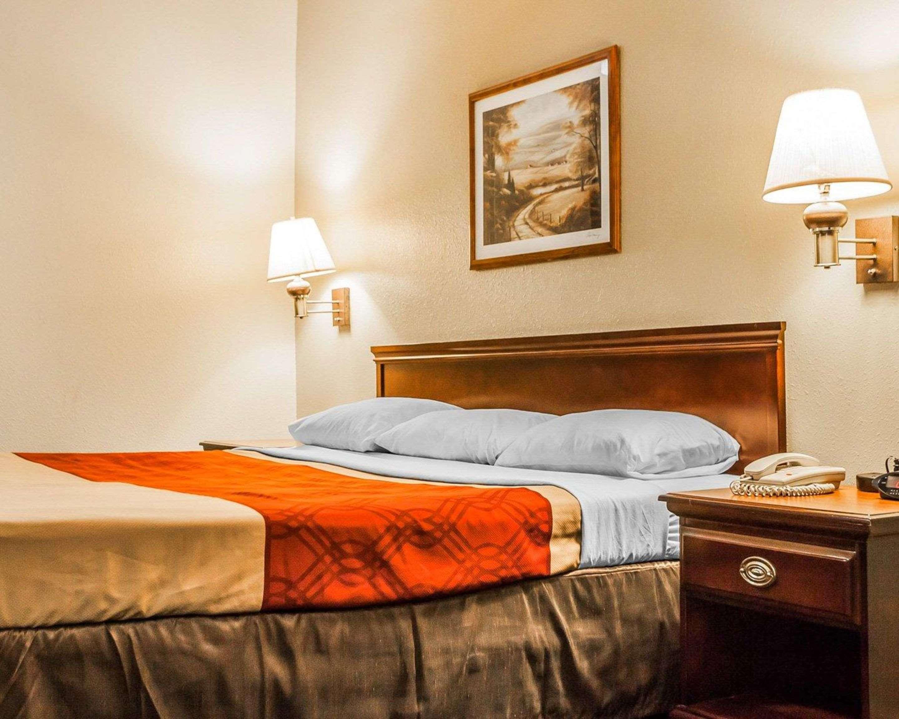 Econo Lodge Inn & Suites Granite City Екстериор снимка