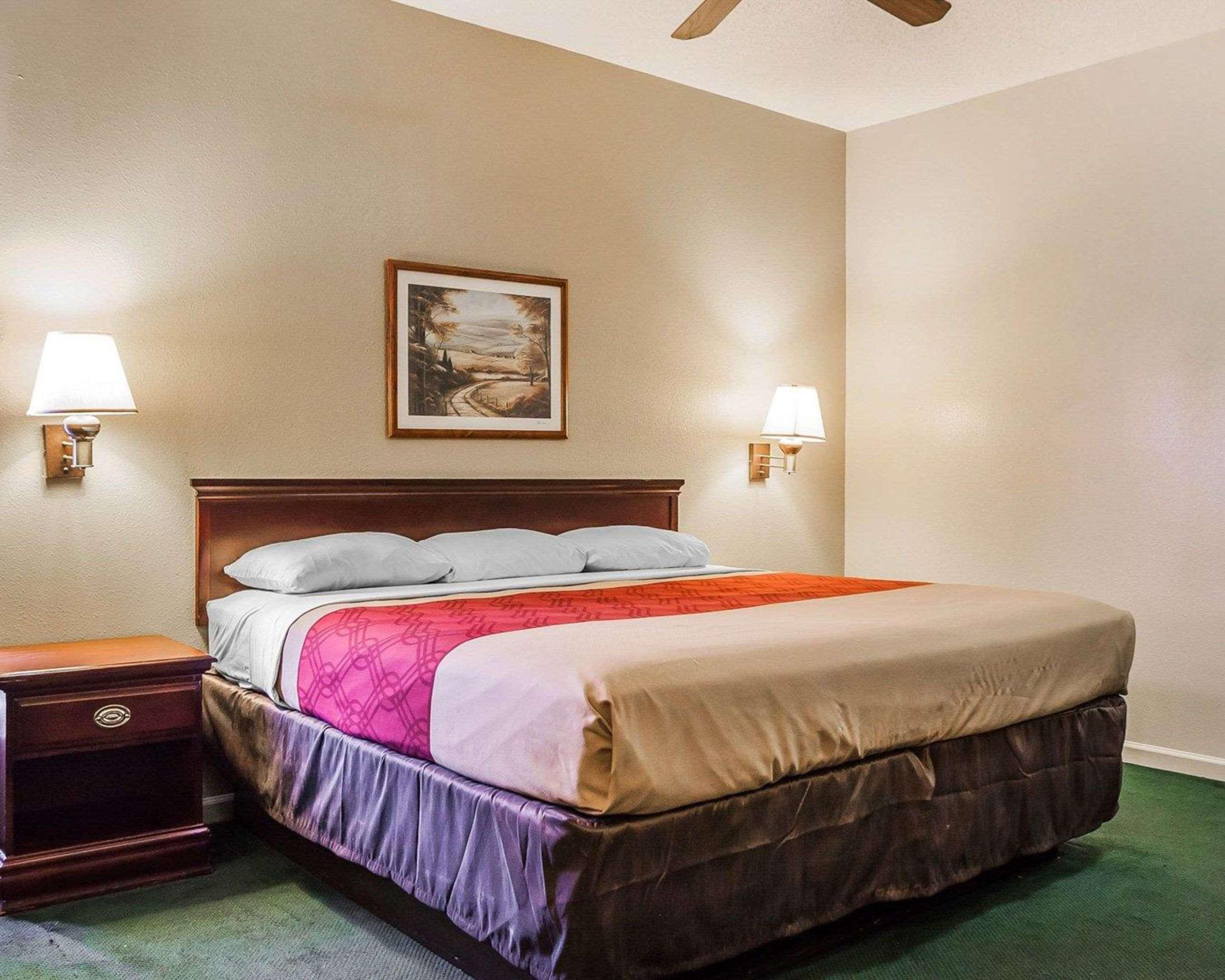 Econo Lodge Inn & Suites Granite City Екстериор снимка