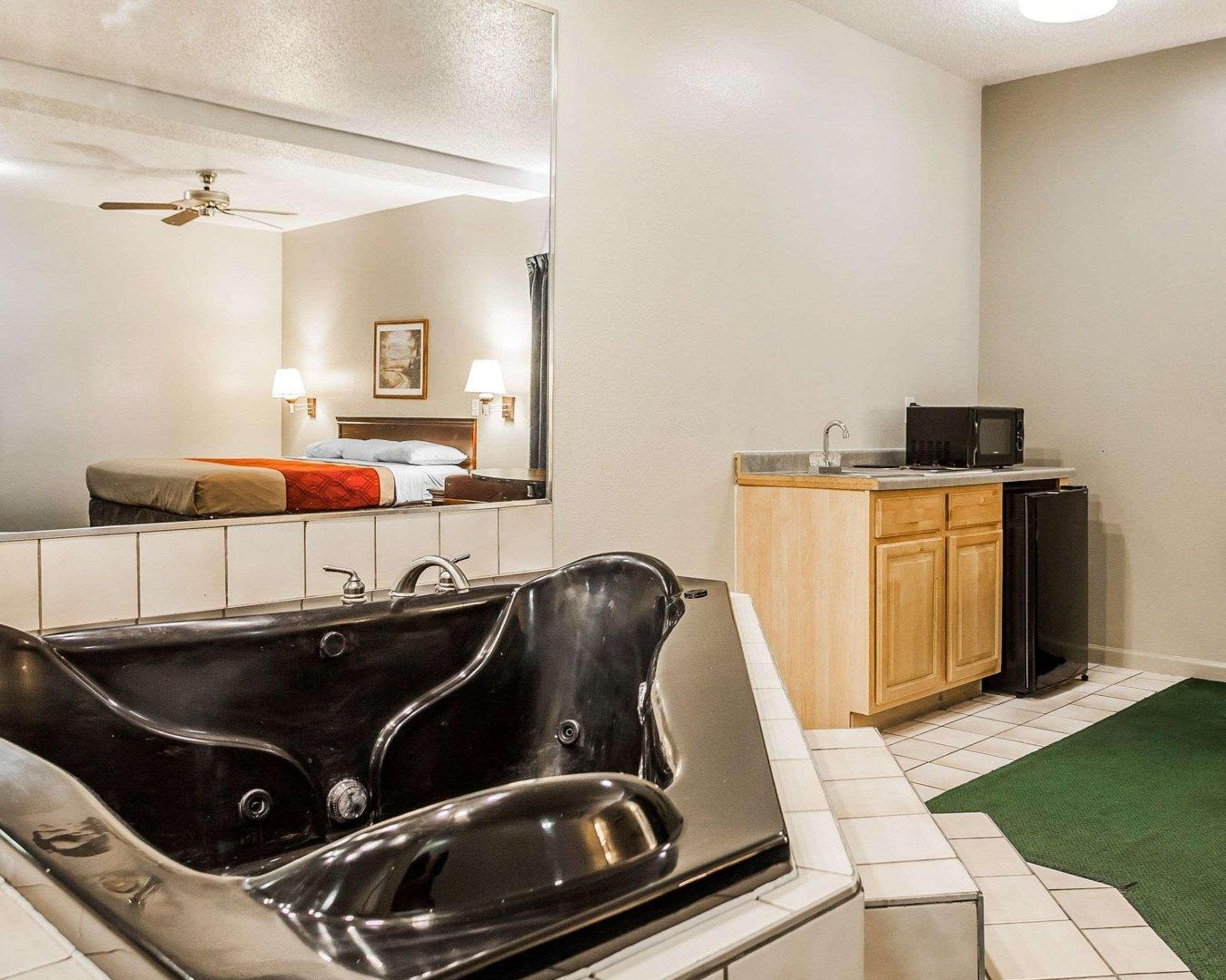 Econo Lodge Inn & Suites Granite City Екстериор снимка