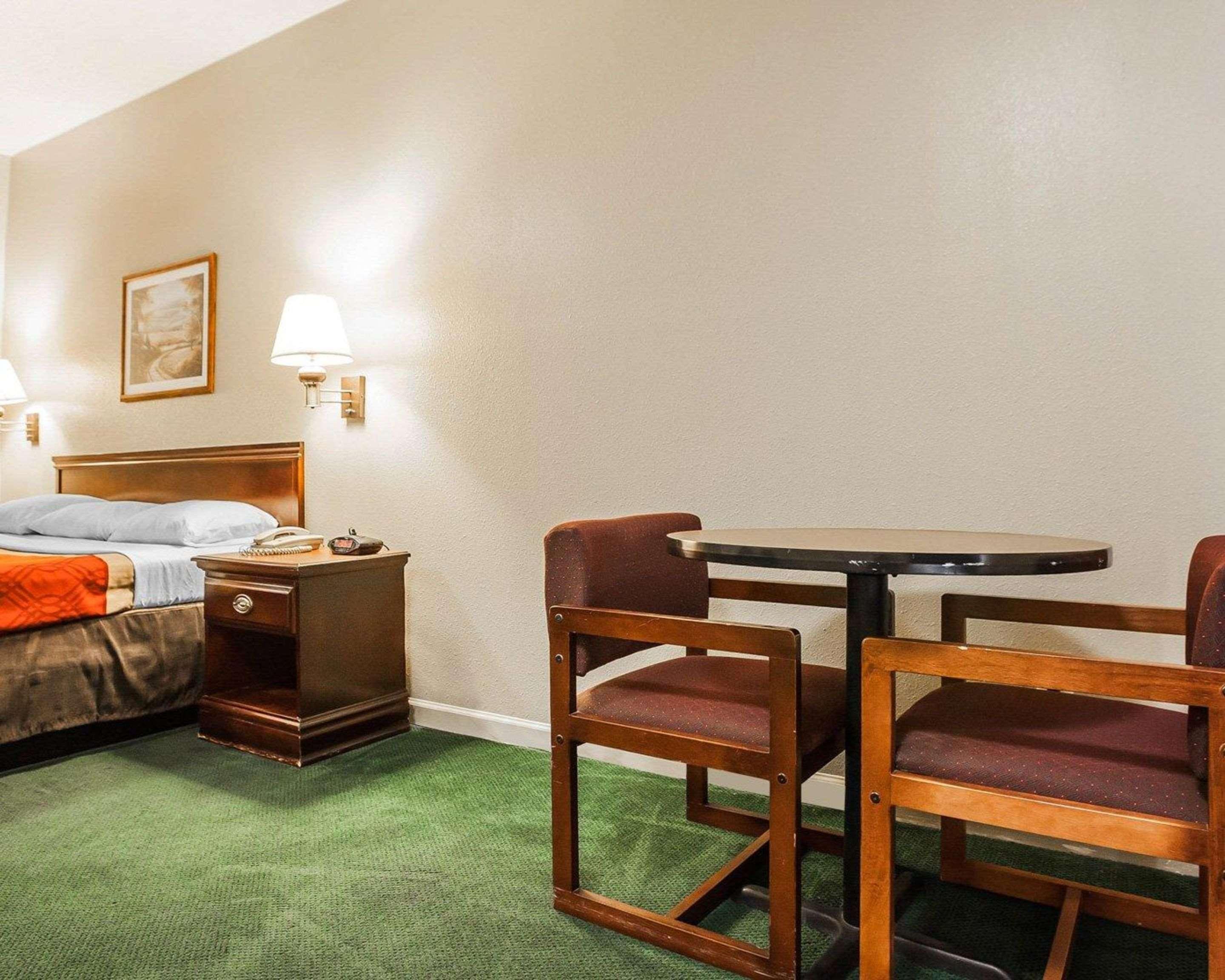 Econo Lodge Inn & Suites Granite City Екстериор снимка