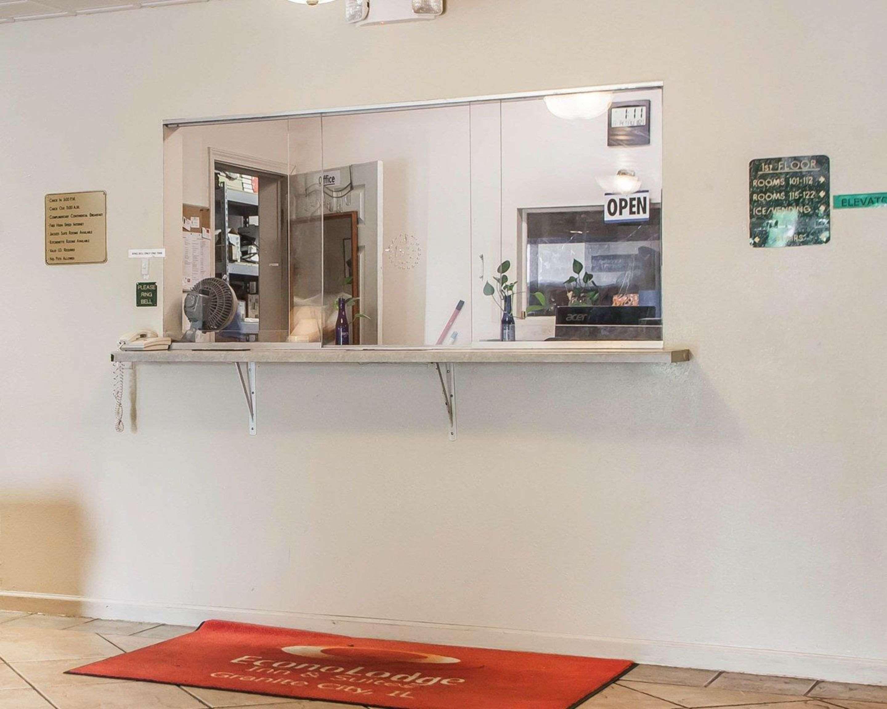 Econo Lodge Inn & Suites Granite City Екстериор снимка