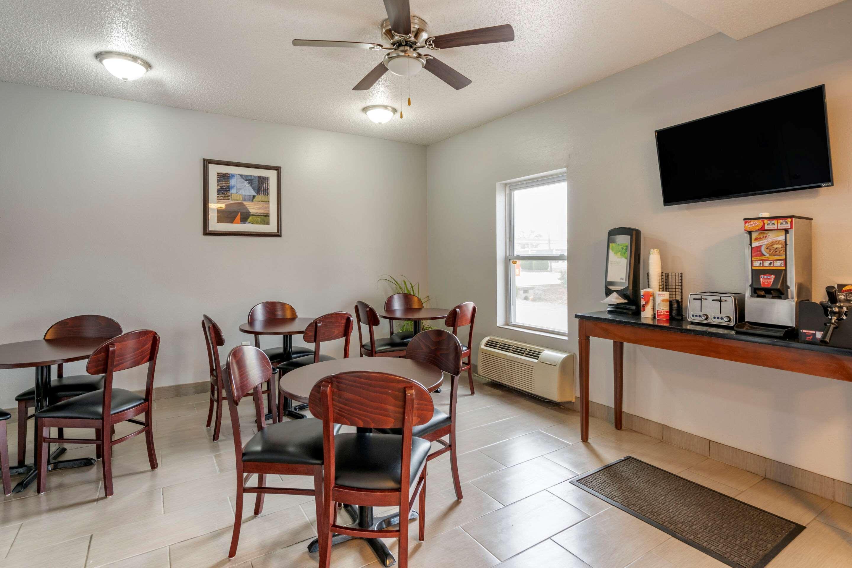 Econo Lodge Inn & Suites Granite City Екстериор снимка