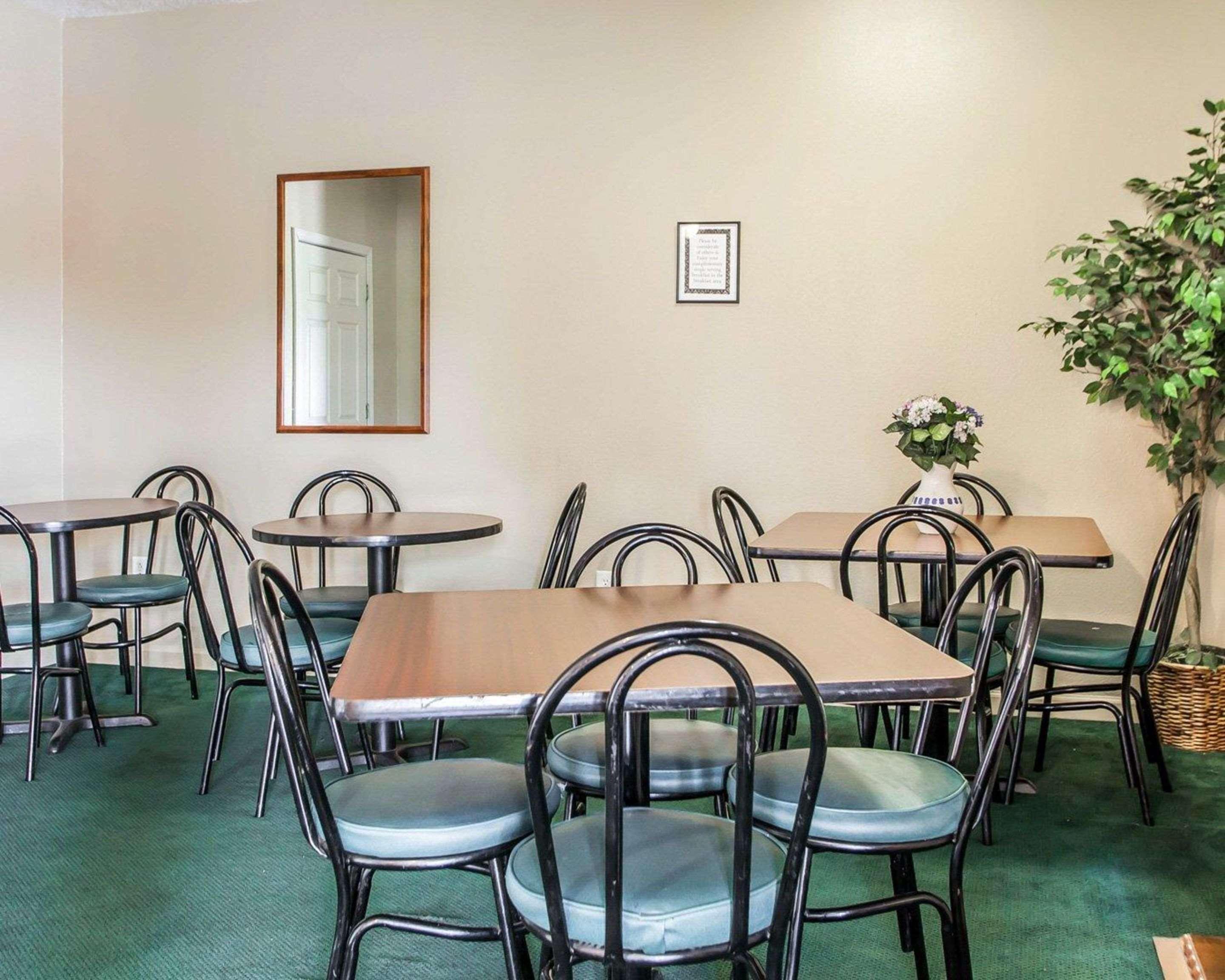 Econo Lodge Inn & Suites Granite City Екстериор снимка
