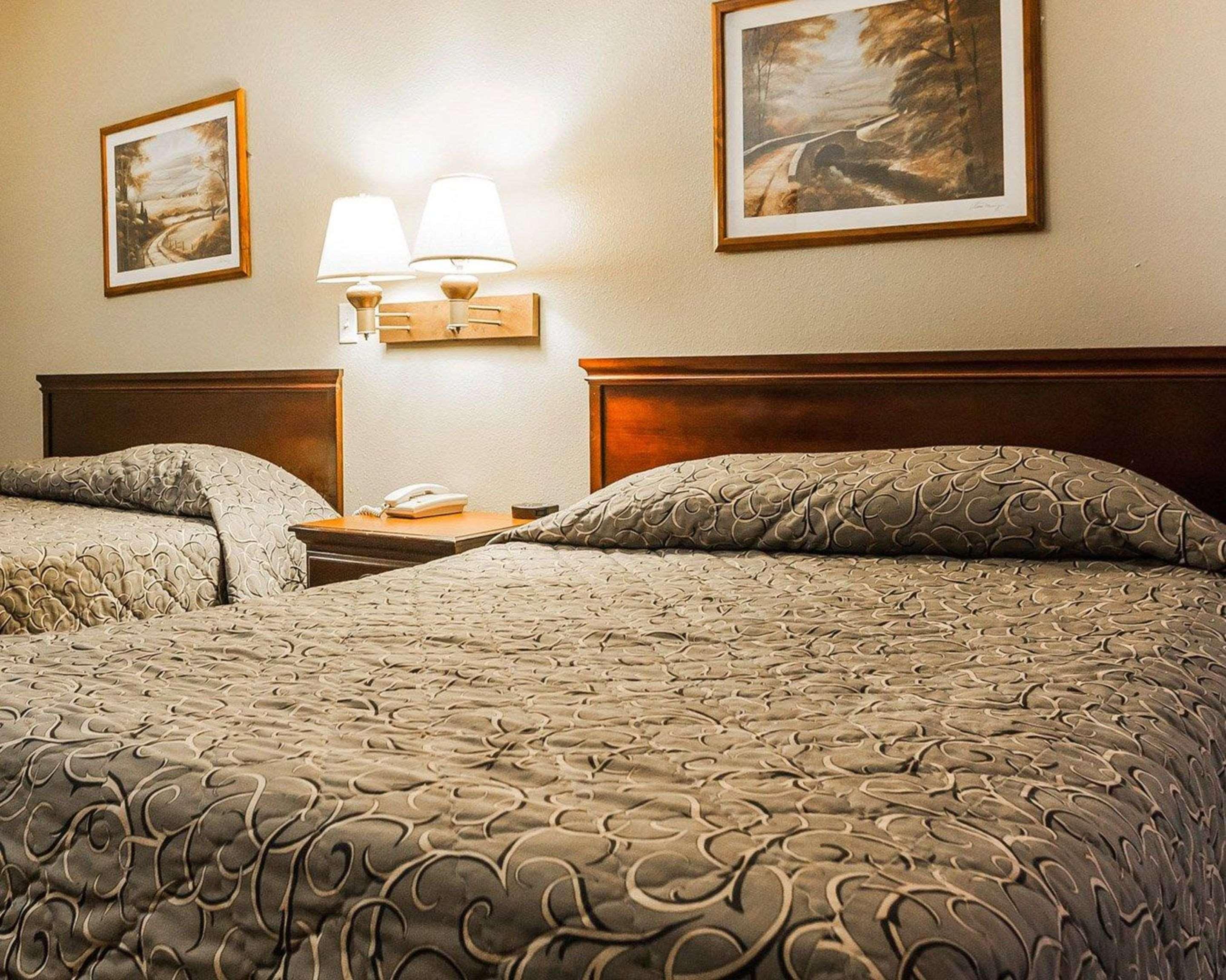 Econo Lodge Inn & Suites Granite City Екстериор снимка