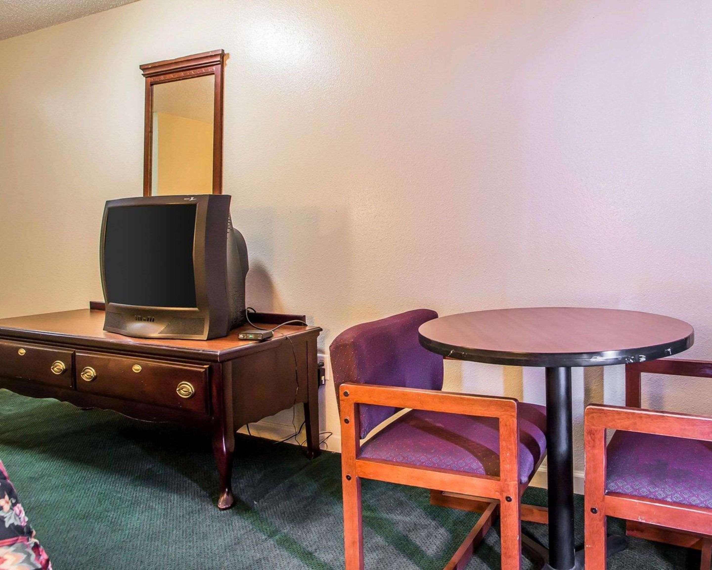 Econo Lodge Inn & Suites Granite City Екстериор снимка