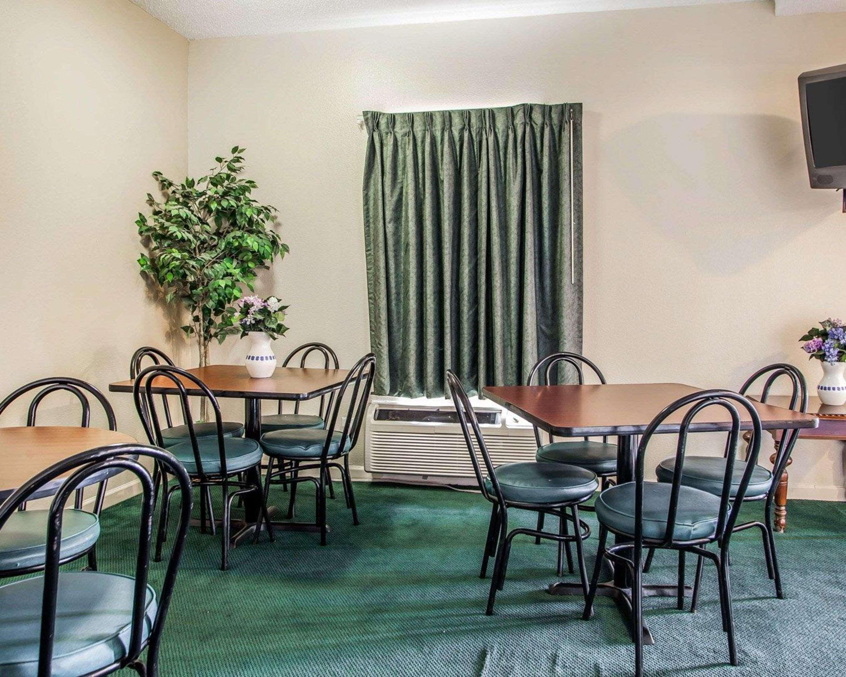 Econo Lodge Inn & Suites Granite City Екстериор снимка