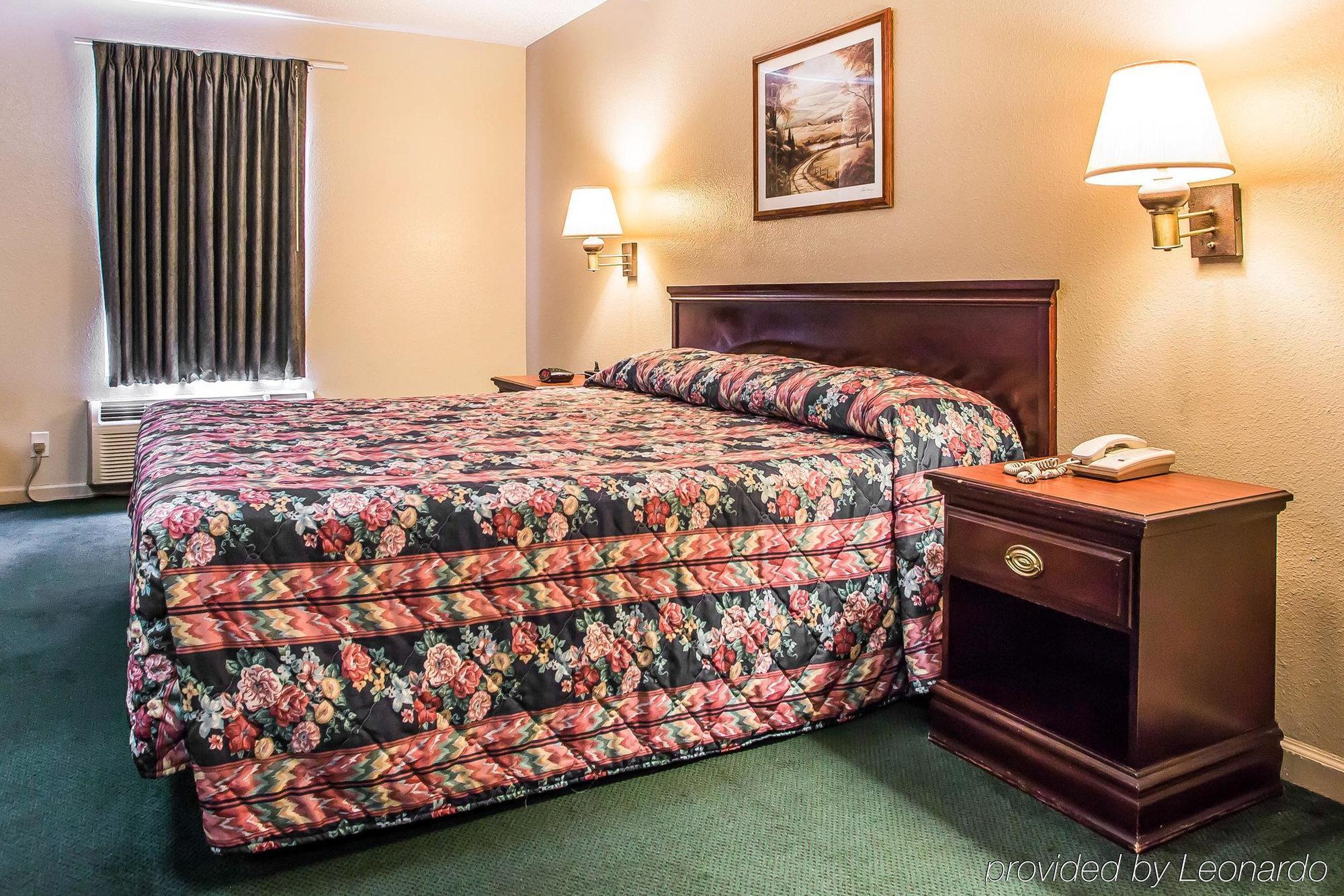 Econo Lodge Inn & Suites Granite City Екстериор снимка