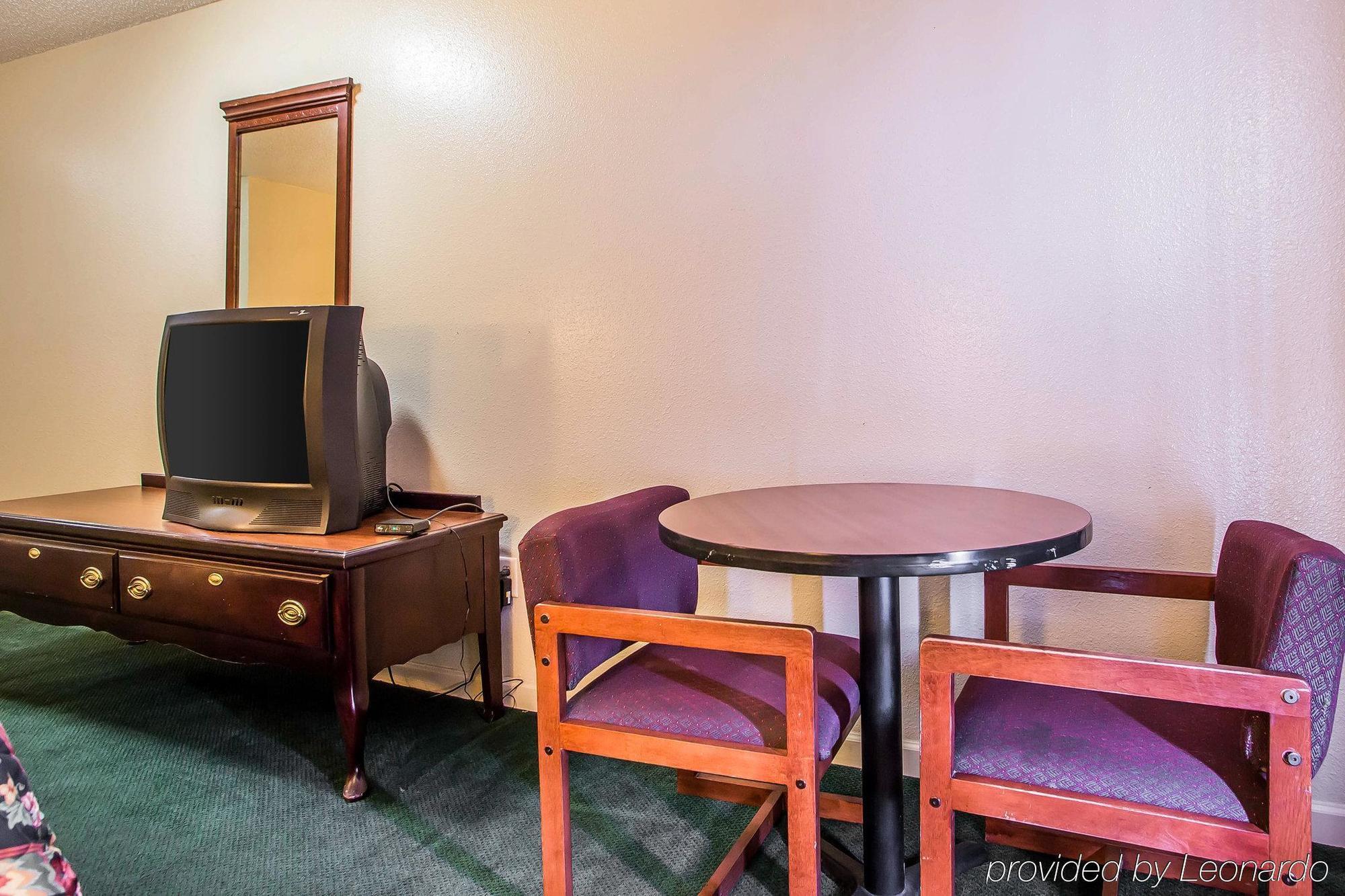 Econo Lodge Inn & Suites Granite City Екстериор снимка