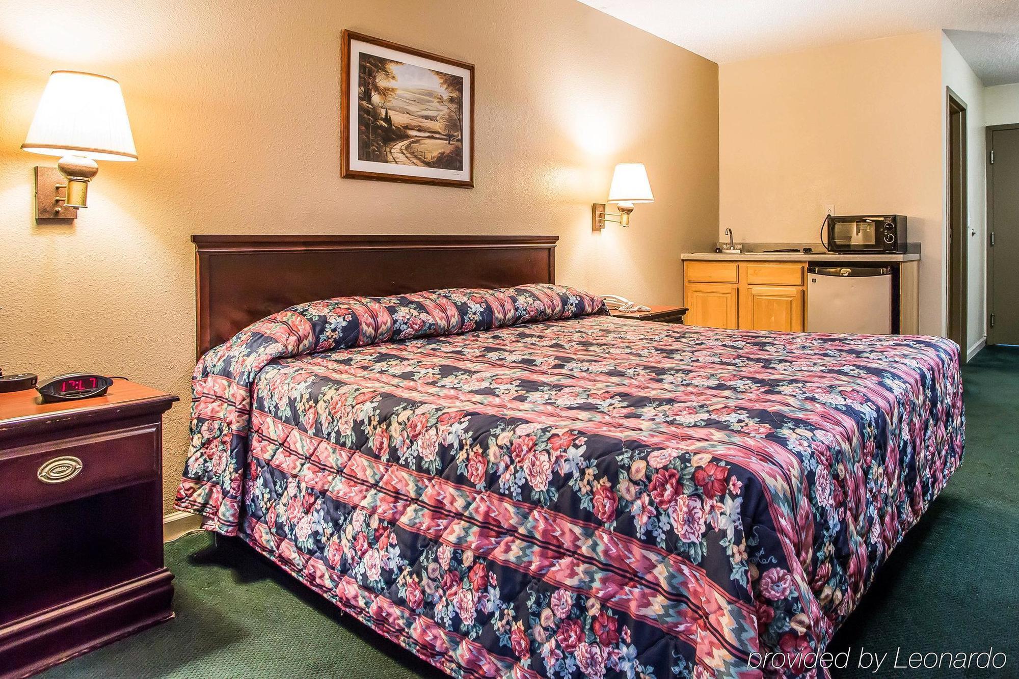 Econo Lodge Inn & Suites Granite City Екстериор снимка