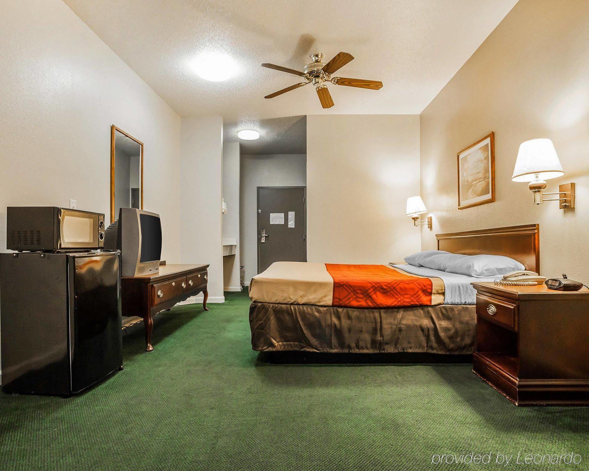 Econo Lodge Inn & Suites Granite City Екстериор снимка
