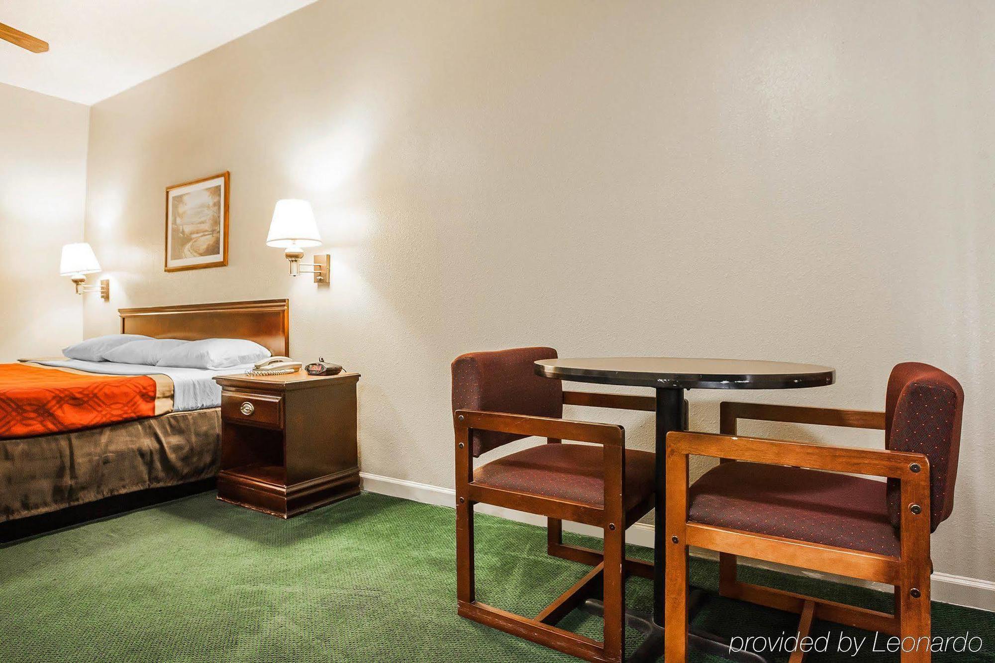 Econo Lodge Inn & Suites Granite City Екстериор снимка