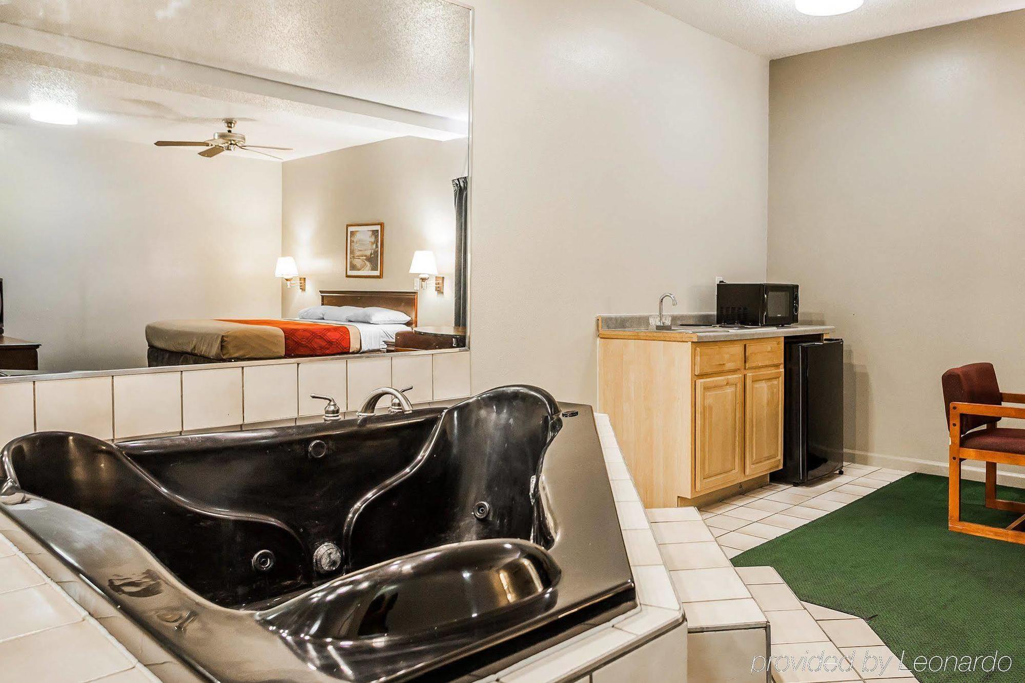 Econo Lodge Inn & Suites Granite City Екстериор снимка