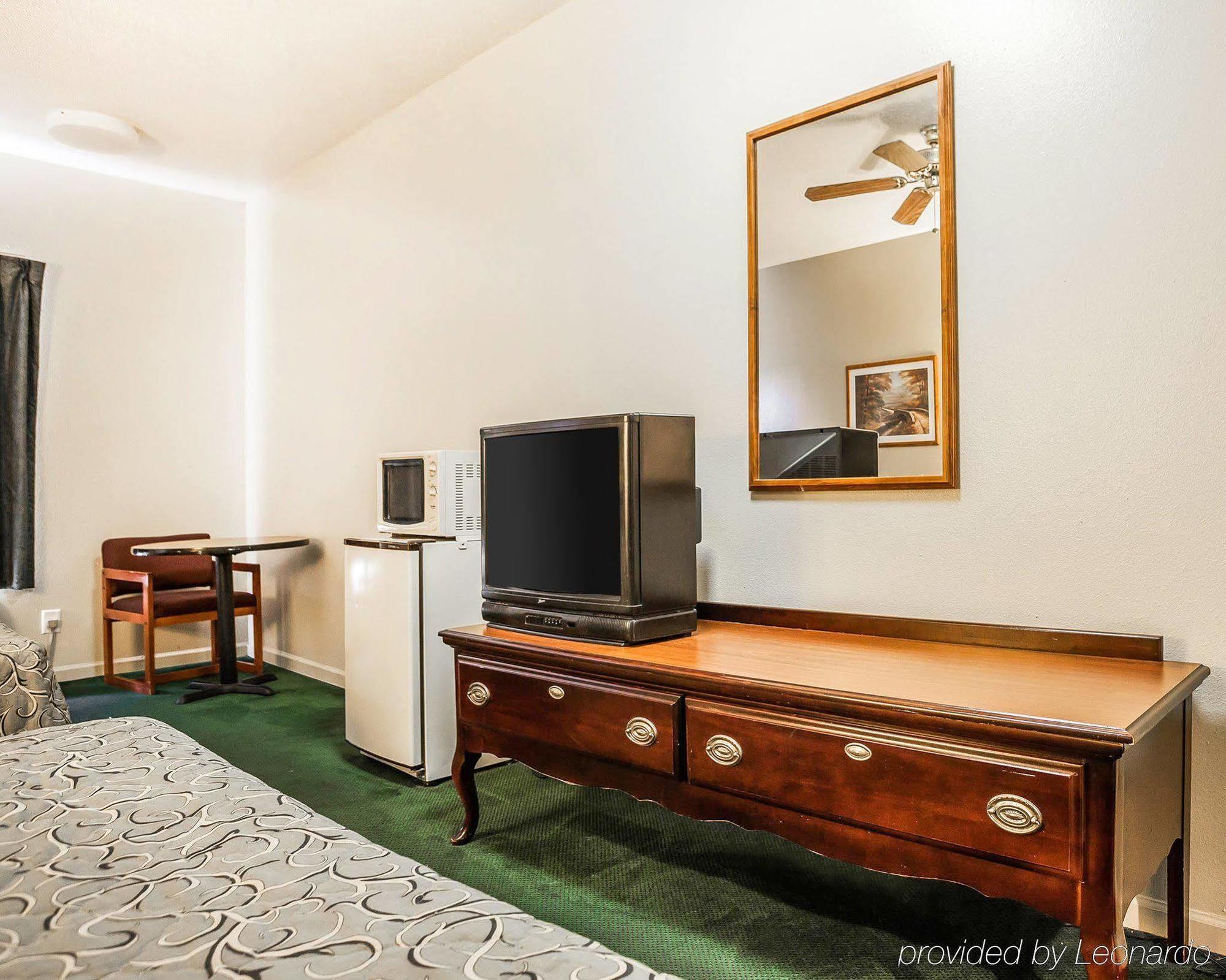 Econo Lodge Inn & Suites Granite City Екстериор снимка