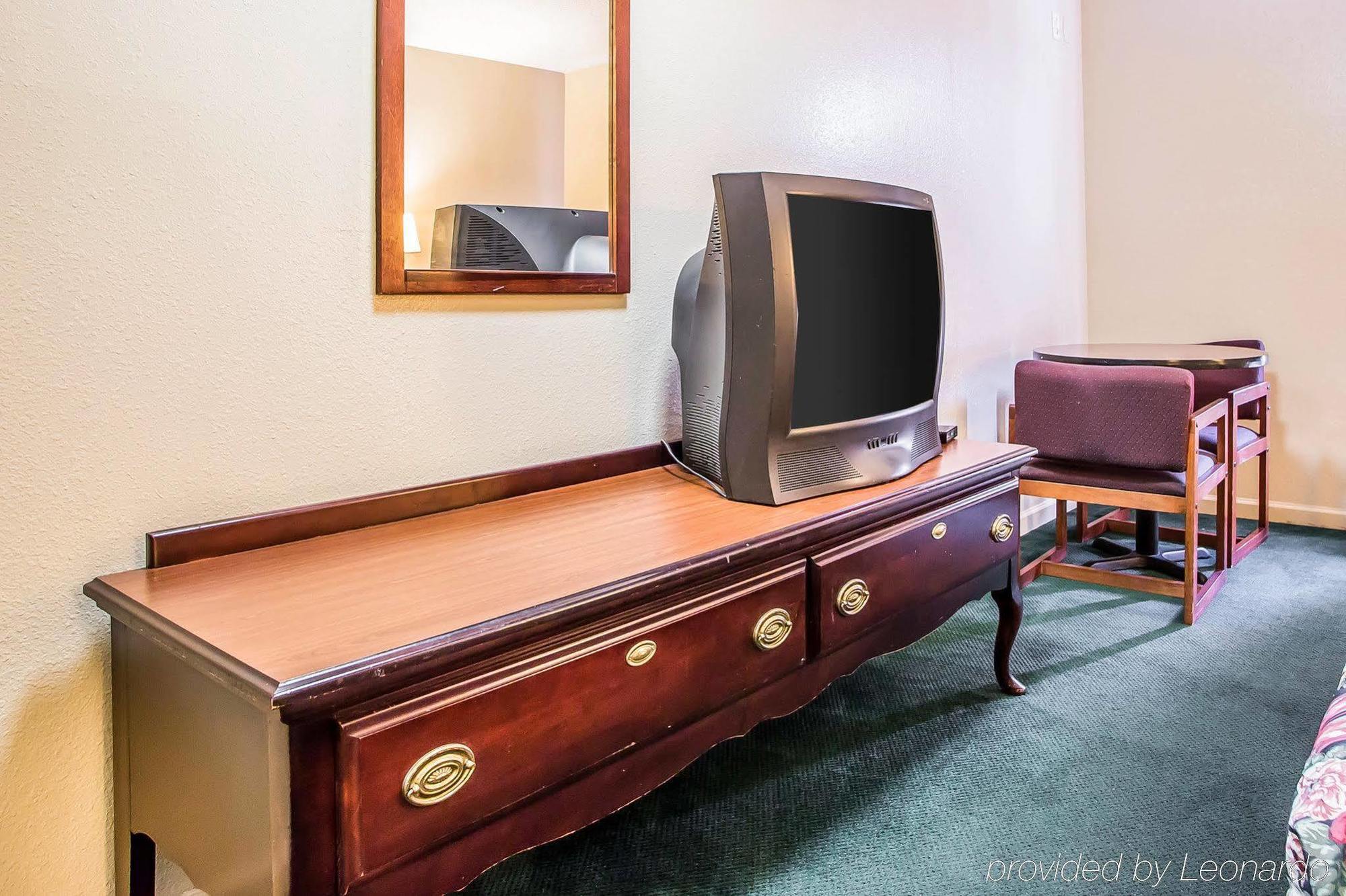 Econo Lodge Inn & Suites Granite City Екстериор снимка